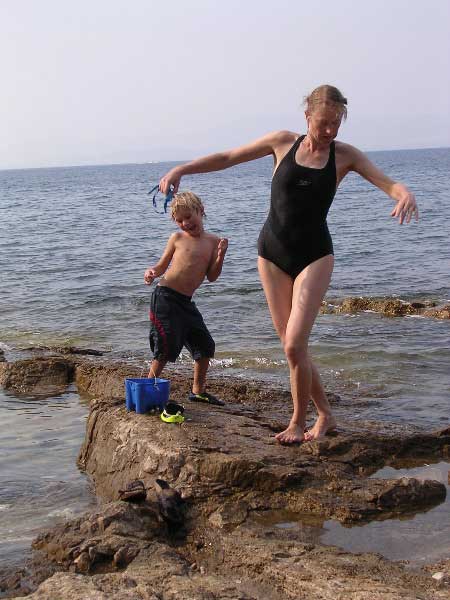 Gerry falling, Milo dancing on rocks